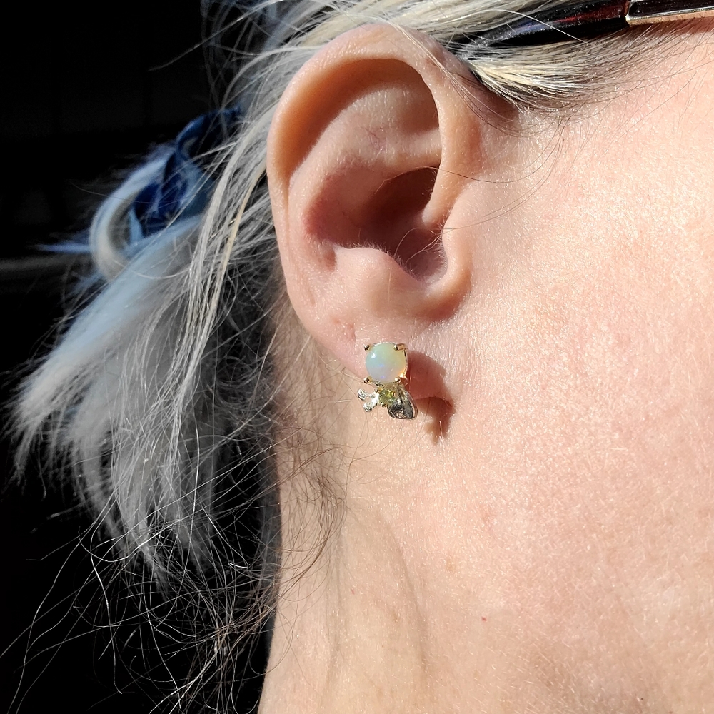 Opal & Peridot .925 Sterling Silver floral stud earrings - Picture 10 of 14